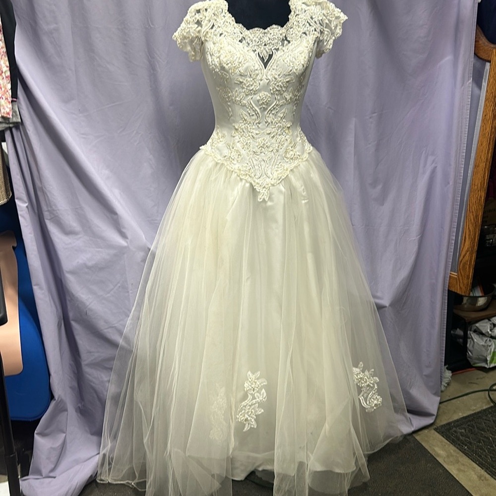 Ivory size 8 wedding dress beading ,short sheer sleeves and fluffy tulle skirt